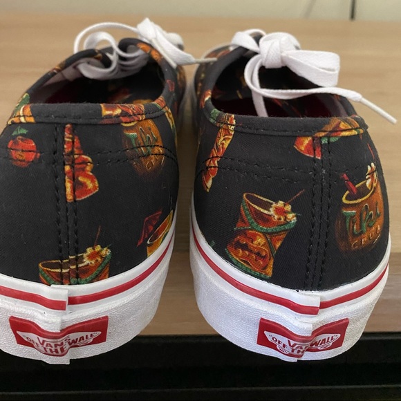 Never worn I bought the wrong size. Tiki theme